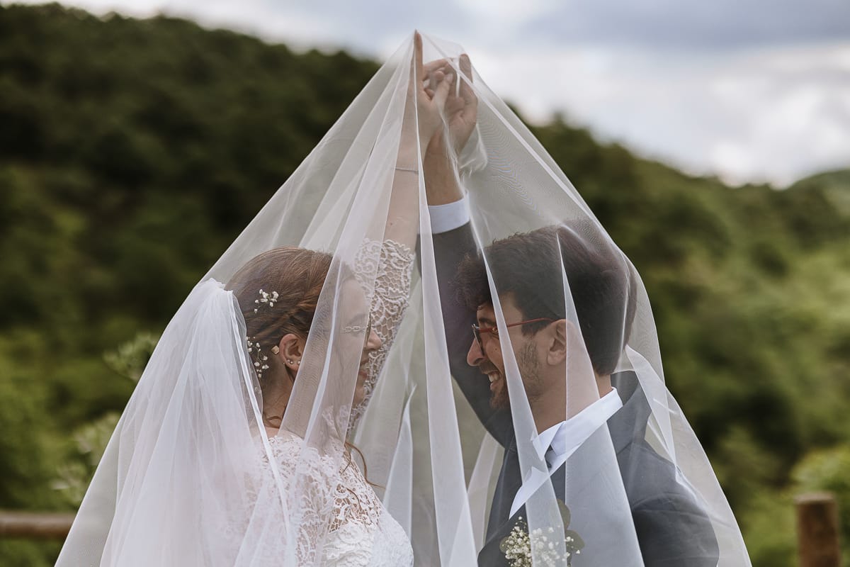 Fotografo matrimonio Torino. Sposi sotto il velo a Villa Ala
