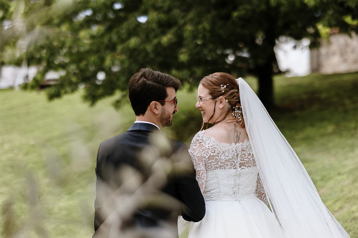 Fotografo matrimonio Torino. Sposi passeggiano guardandosi sorridenti nel giardino di Villa Ala.