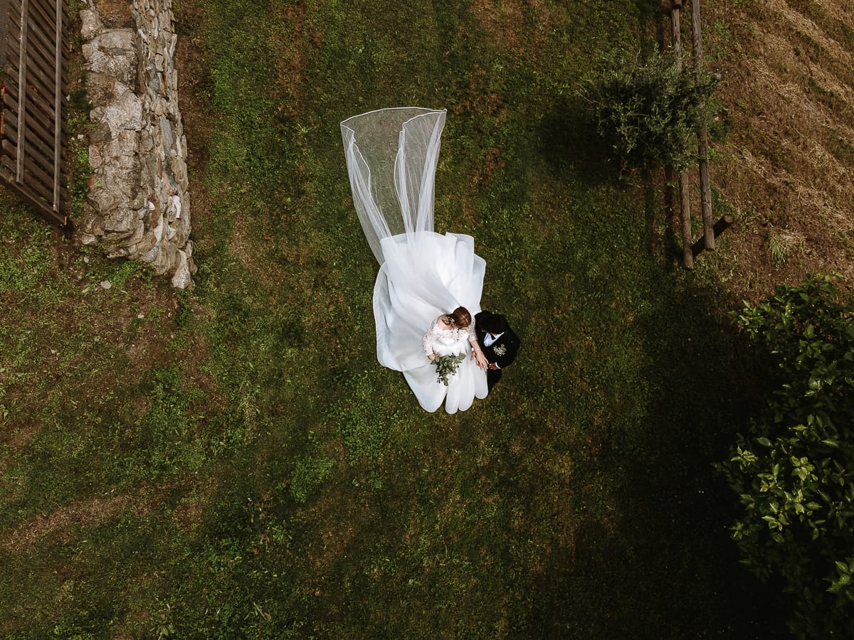 Fotografo matrimonio Torino. Sposi passeggiano nel giardino di Villa Ala. Foto dal drone.
