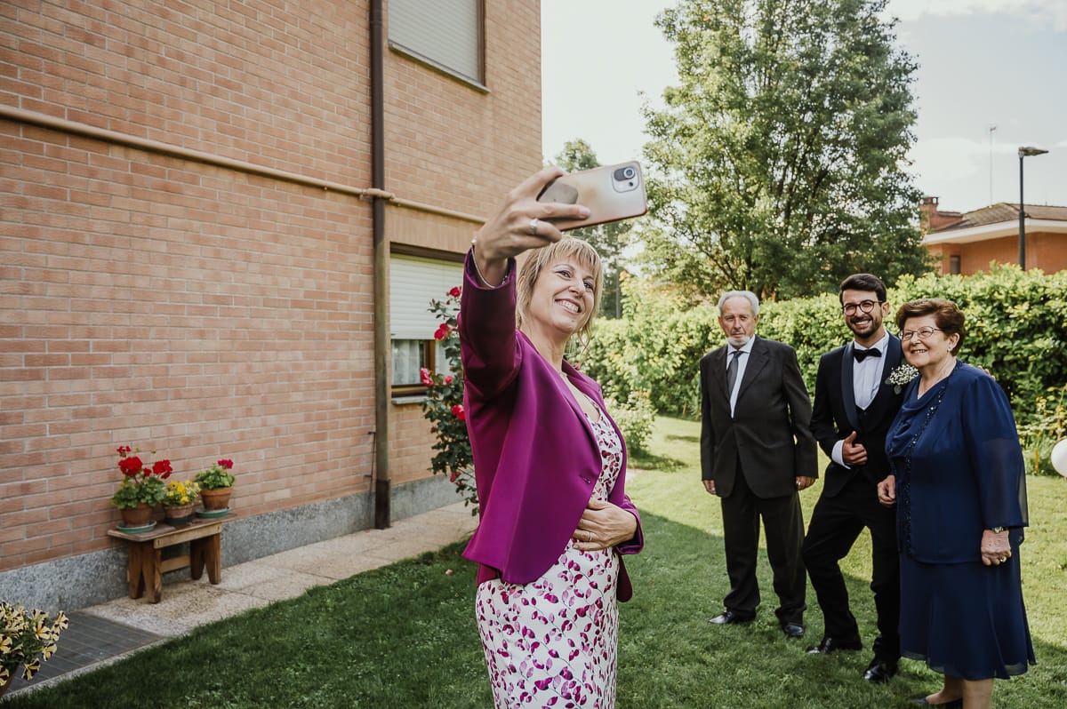 preparazione dello sposo a Chieri. Invitati si fanno un selfie.