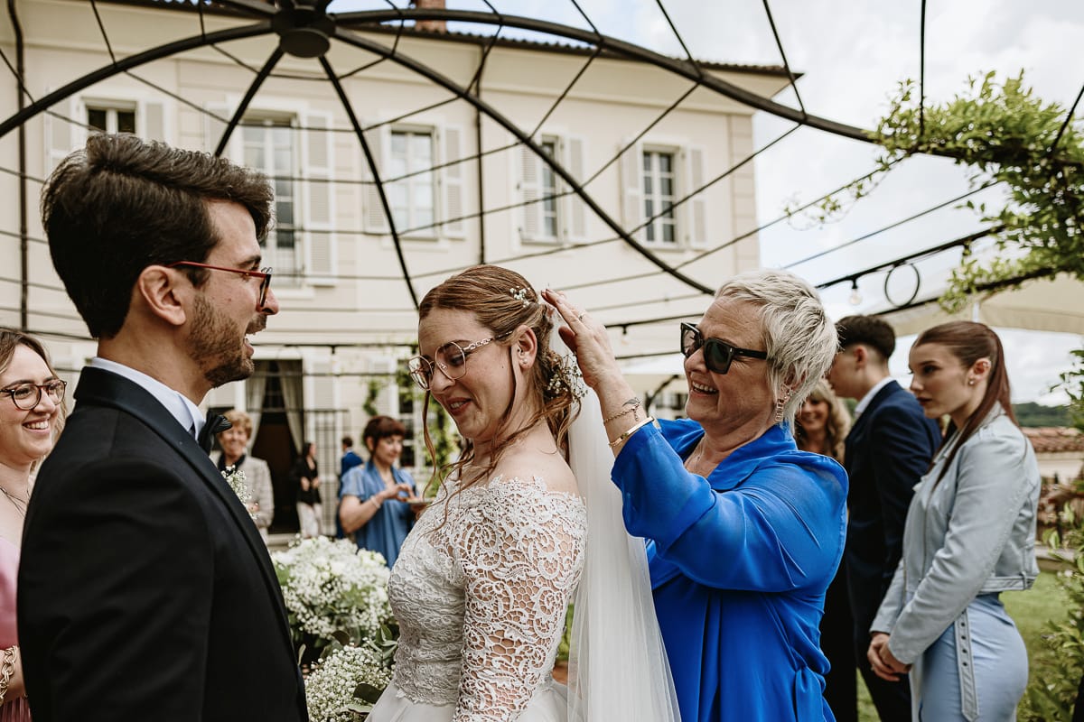 Fotografo matrimonio Torino. La mamma della sposa toglie il velo alla sposa