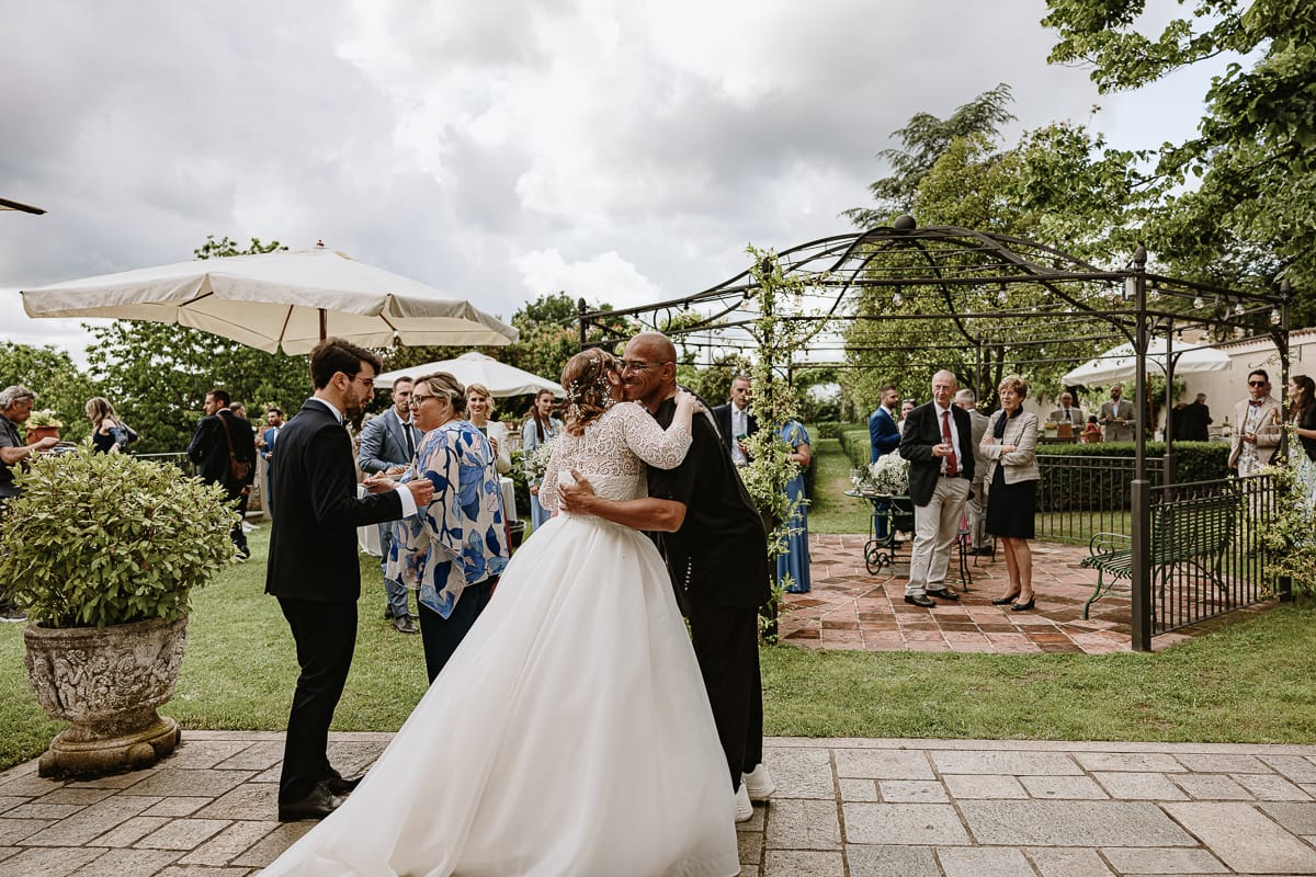 Fotografo matrimonio Torino. La sposa abbraccia il Dj