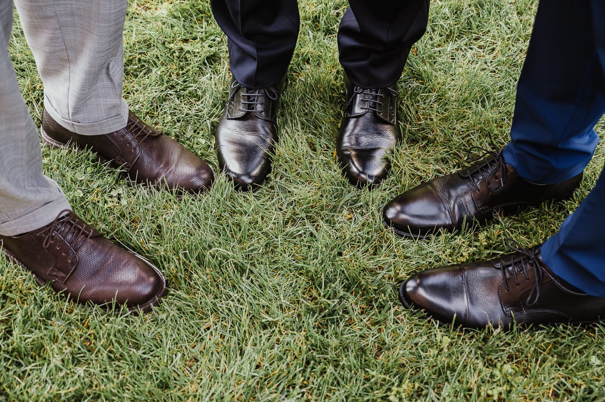 preparazione dello sposo a Chieri. Dettaglio delle scarpe dello sposo e dei testimoni.