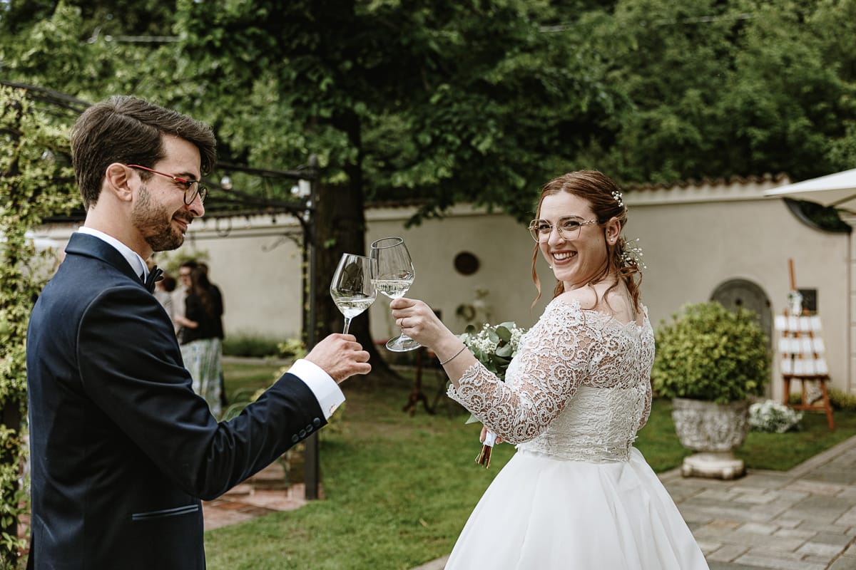 Fotografo matrimonio Torino. Aperitivo. Gli sposi brindano