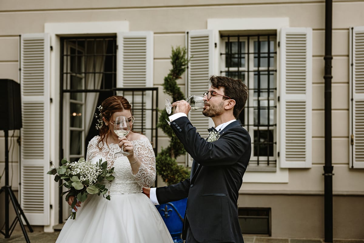 Fotografo matrimonio Torino. Aperitivo. Gli sposi bevono