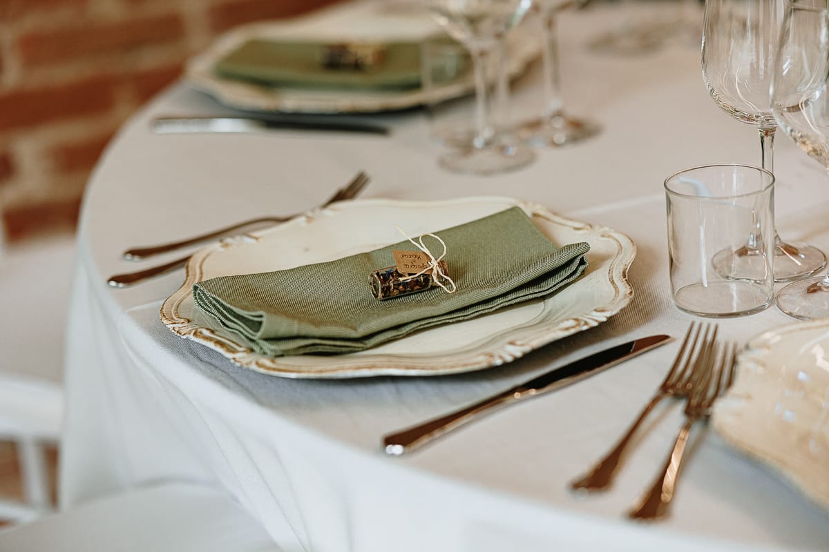 Fotografo matrimonio Torino. Dettaglio di un posto tavola con il segnaposto