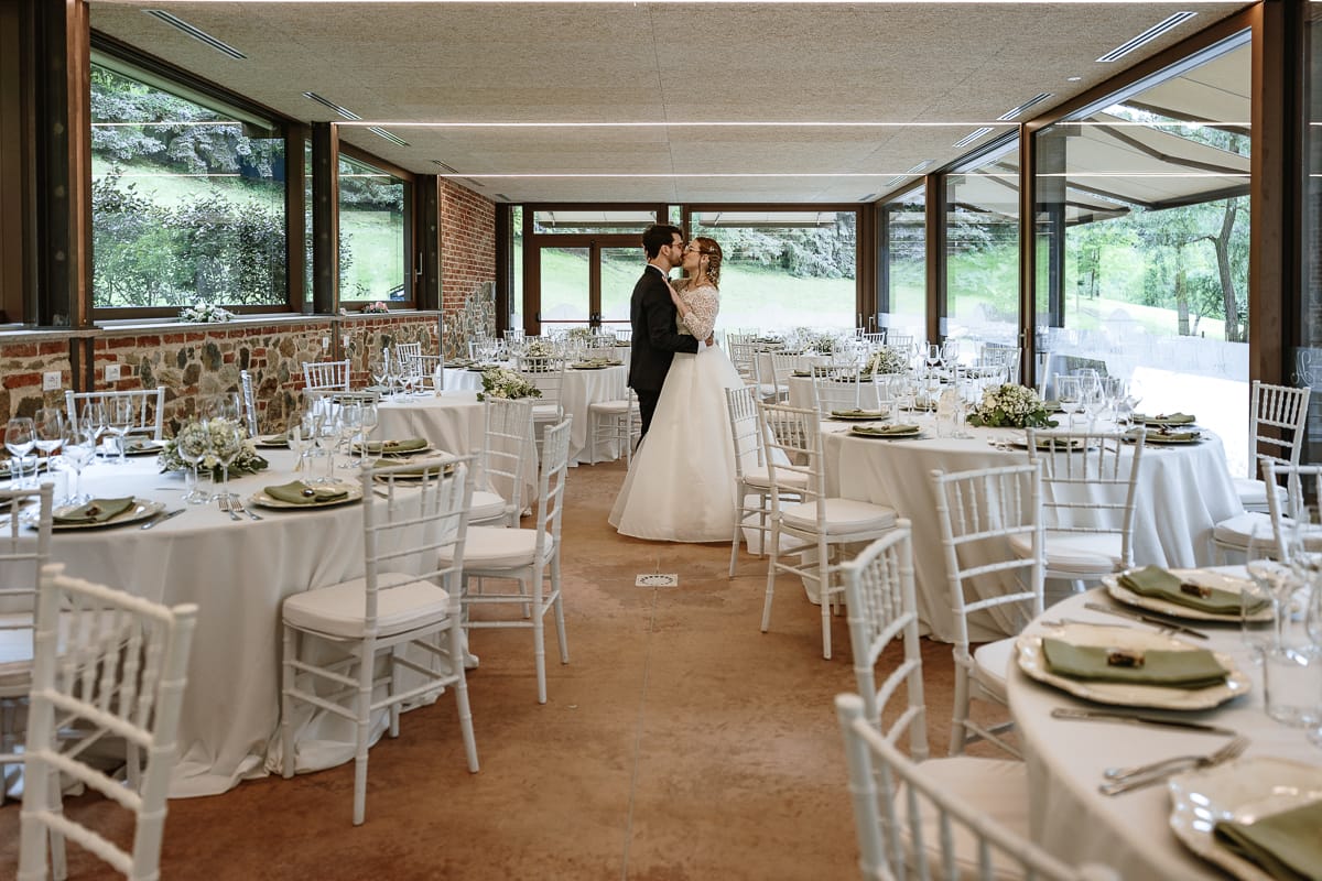 Fotografo matrimonio Torino. Sposi si baciano nella sala del ricevimento a Villa Ala