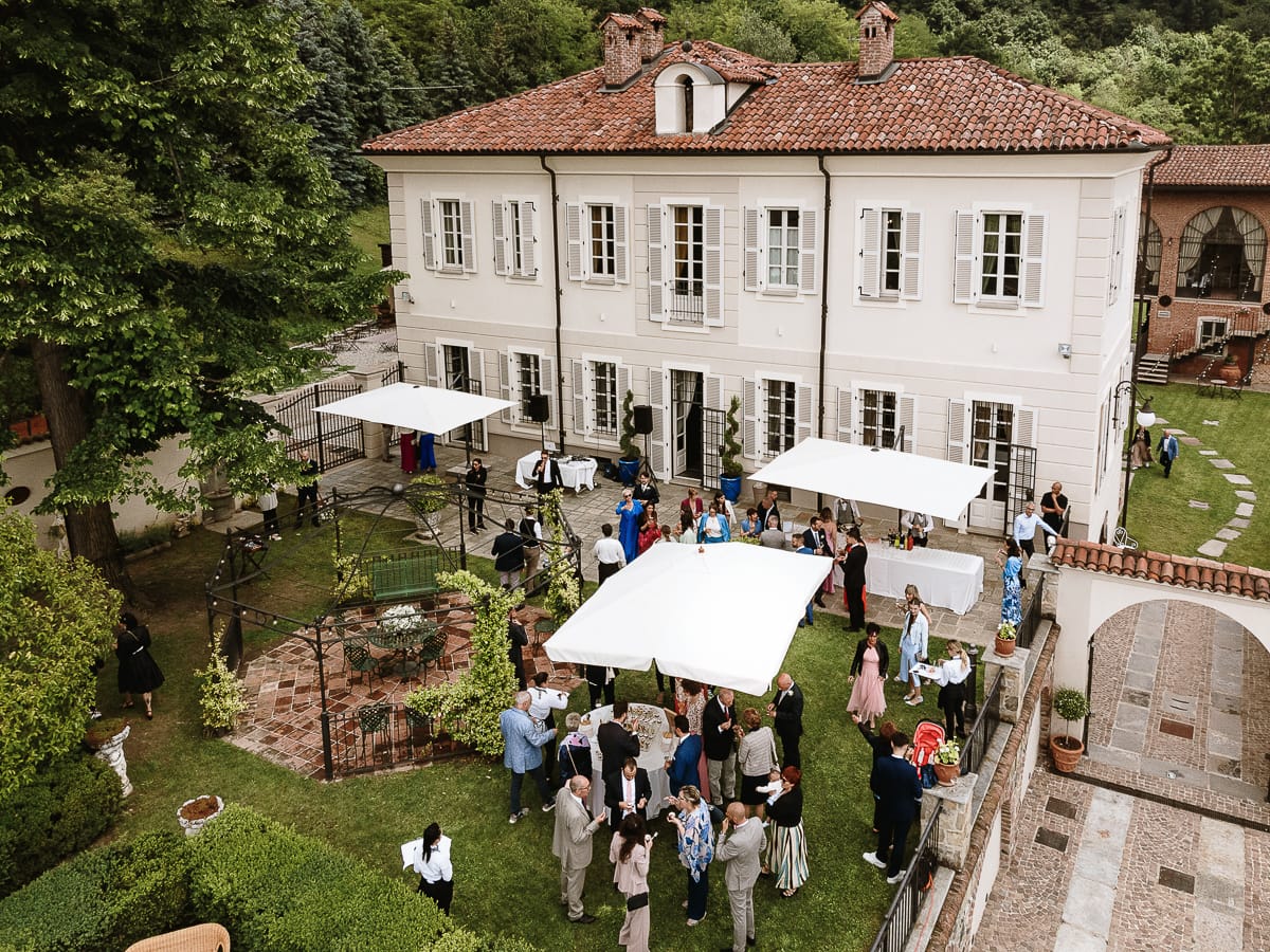 Fotografo matrimonio Torino. Momento aperitivo a Villa Ala. Foto dal drone