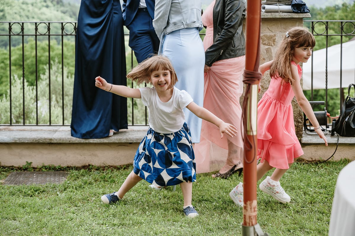 Fotografo matrimonio Torino. Momento aperitivo a Villa Ala. bambine che giocano