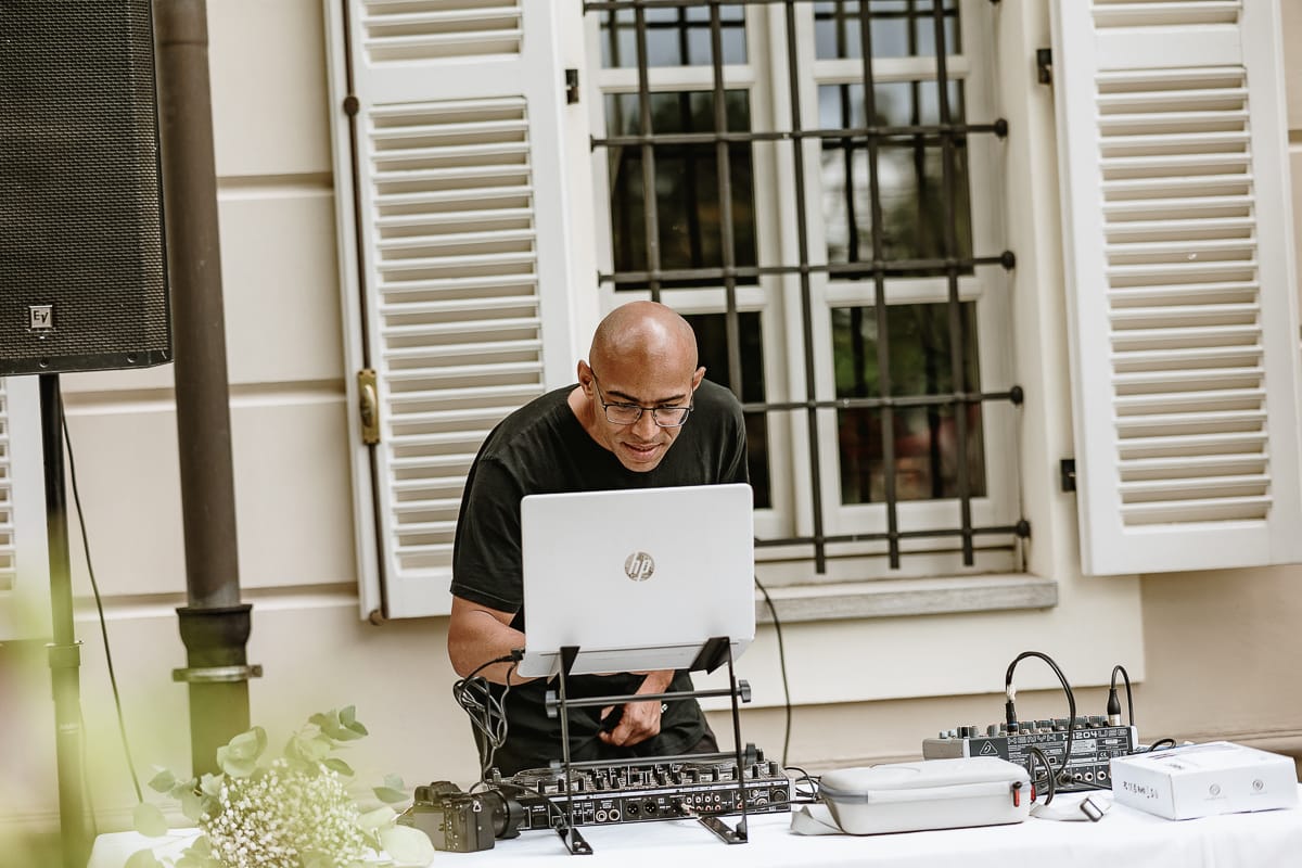 Fotografo matrimonio Torino. Momento aperitivo a Villa Ala. Dj Tisposoio