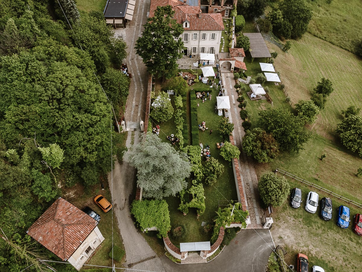 Fotografo matrimonio Torino. Momento aperitivo a Villa Ala. Foto aerea della Villa