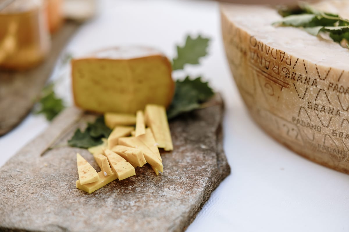 Fotografo matrimonio Torino. Momento aperitivo a Villa Ala. Angolo dei formaggi.
