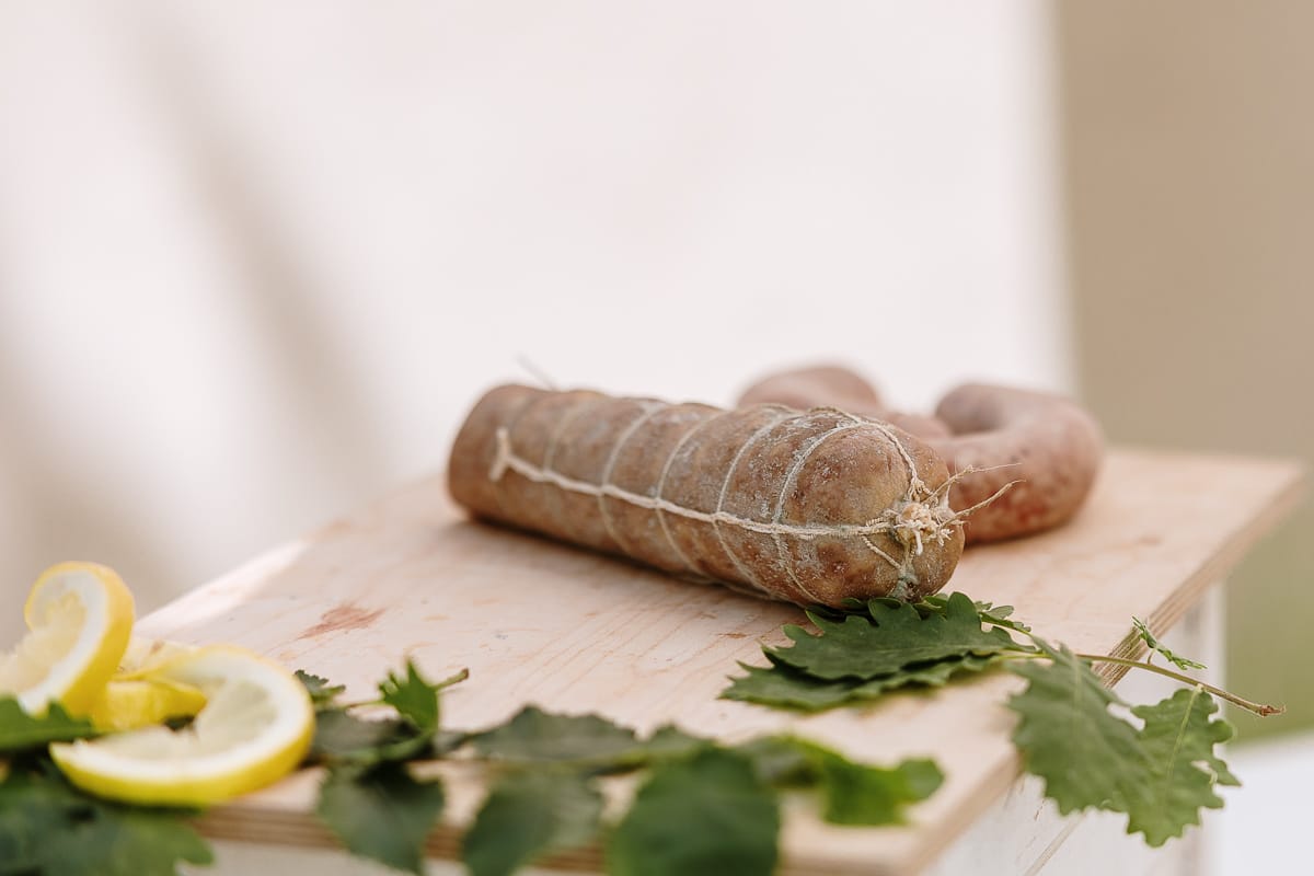 Fotografo matrimonio Torino. Momento aperitivo a Villa Ala. Angolo dei salumi.