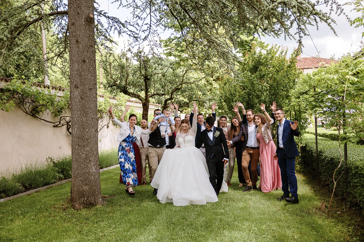 Fotografo matrimonio Torino. Momento aperitivo a Villa Ala. Sposi corrono e saltano con gli amici.