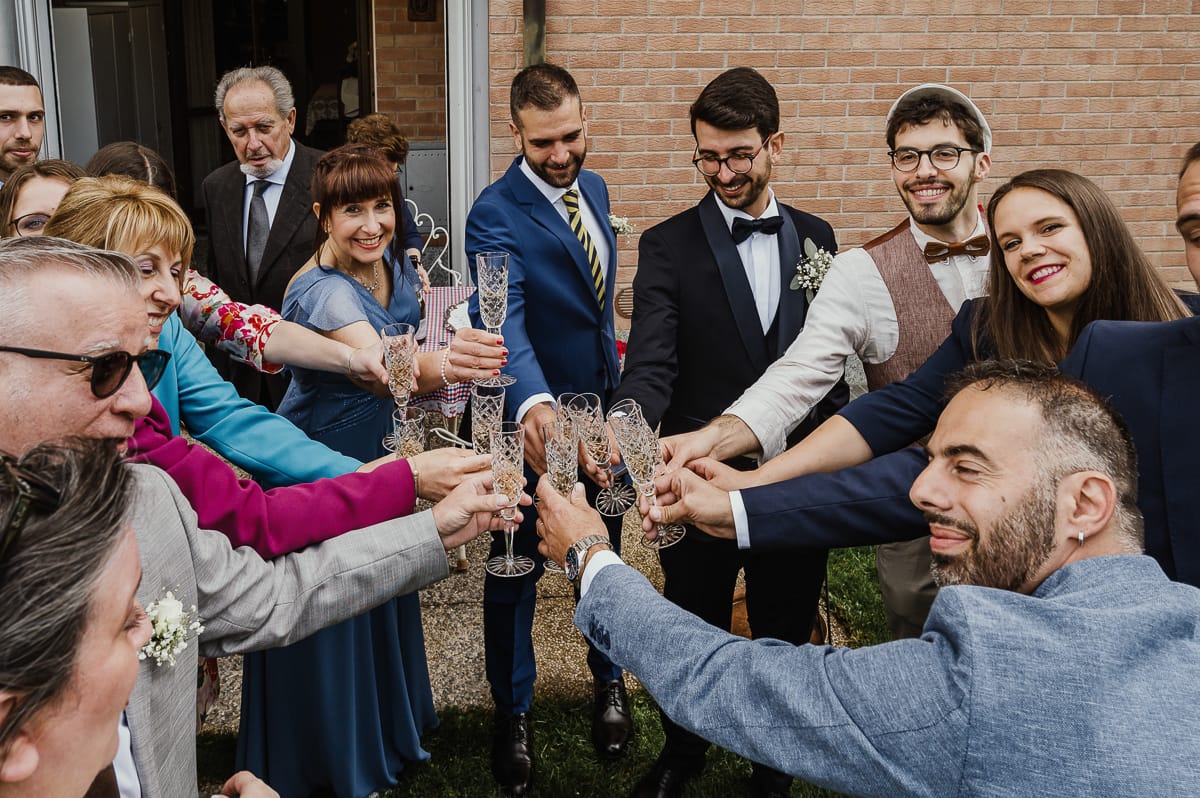 preparazione dello sposo a Chieri. Brindisi degli invitati e dello sposo.