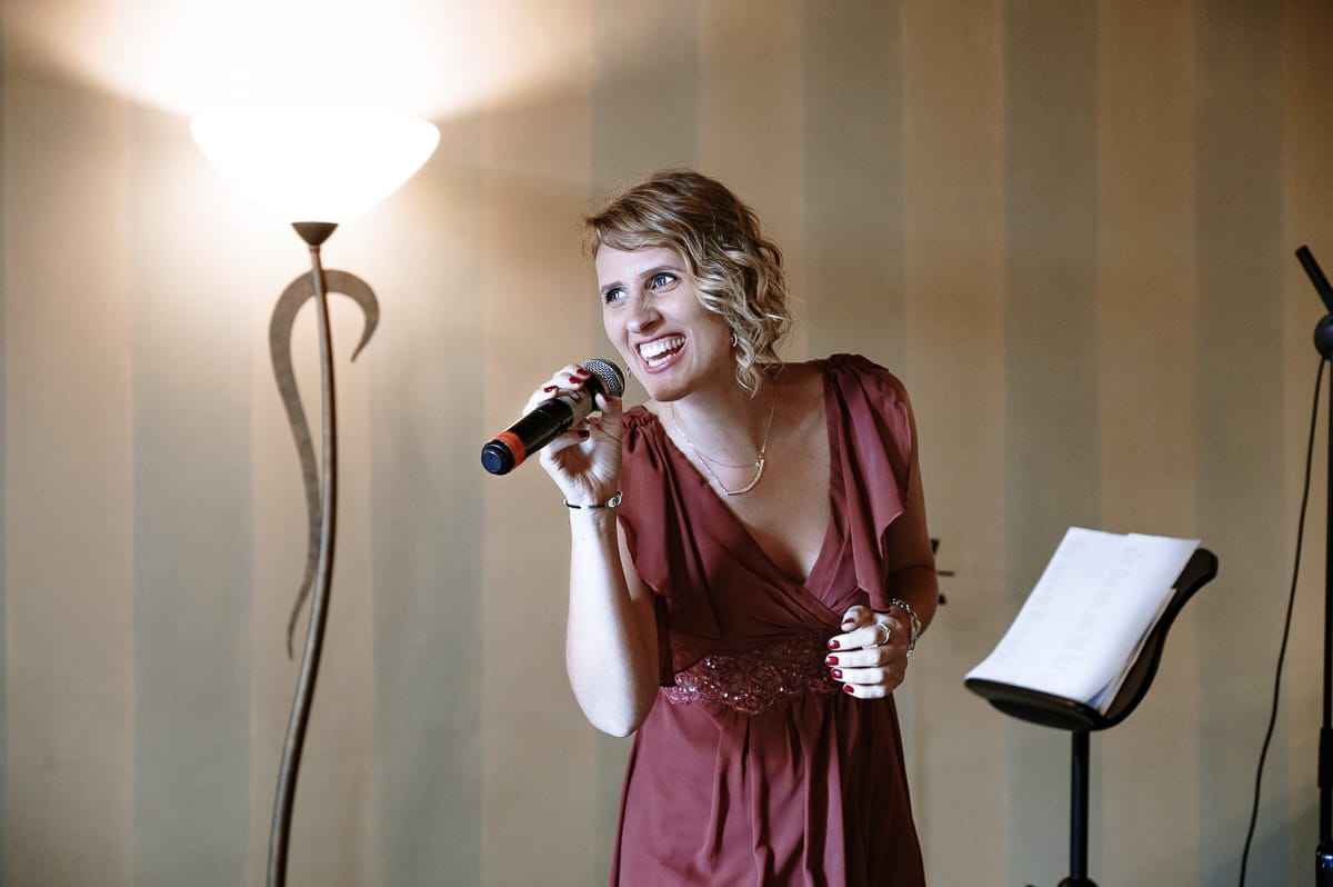 Fotografo matrimonio Torino. Momento aperitivo a Villa Ala. Cantante.