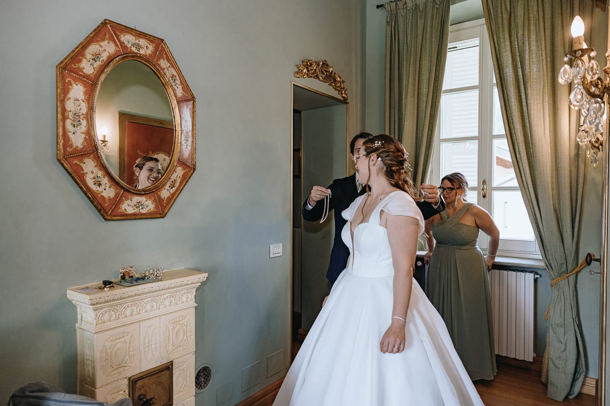 Fotografo matrimonio Torino. Sposa in una camera di Villa Ala con i testimoni.