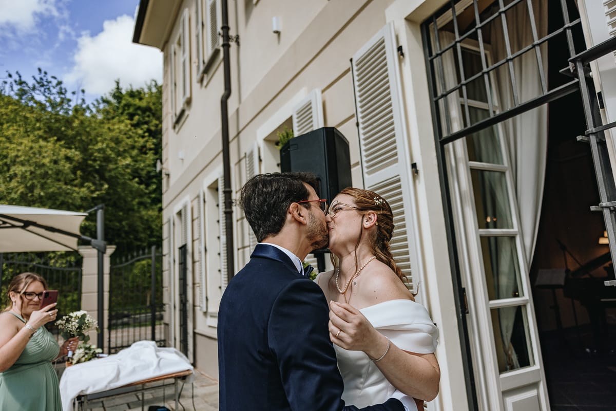 Fotografo matrimonio Torino. Bacio degli sposi nel giardino di Villa Ala.