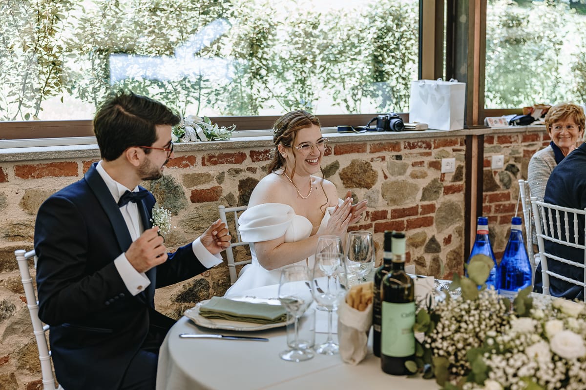 Fotografo matrimonio Torino. Pranzo nuziale a Villa Ala. Sposi al loro tavolo