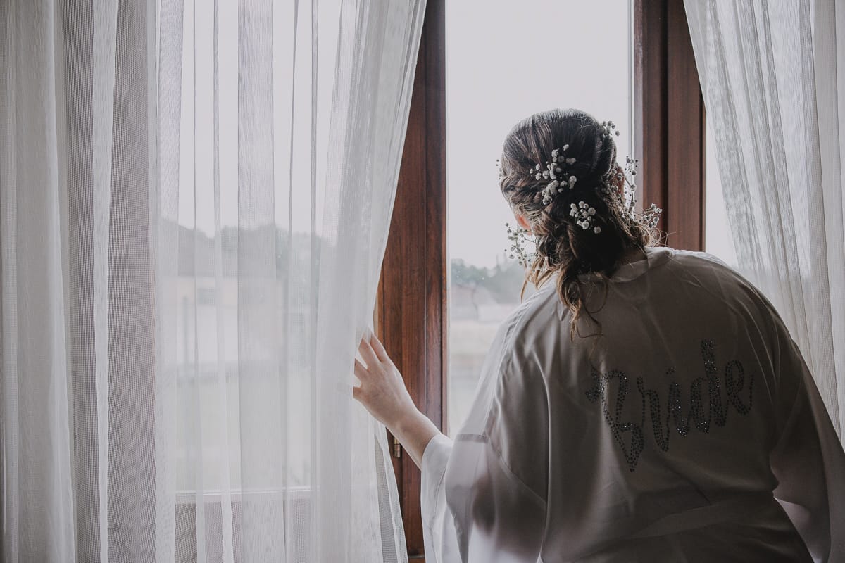Preparazione della sposa a Madonna della Scala. Sposa scruta il tempo dalla finestra