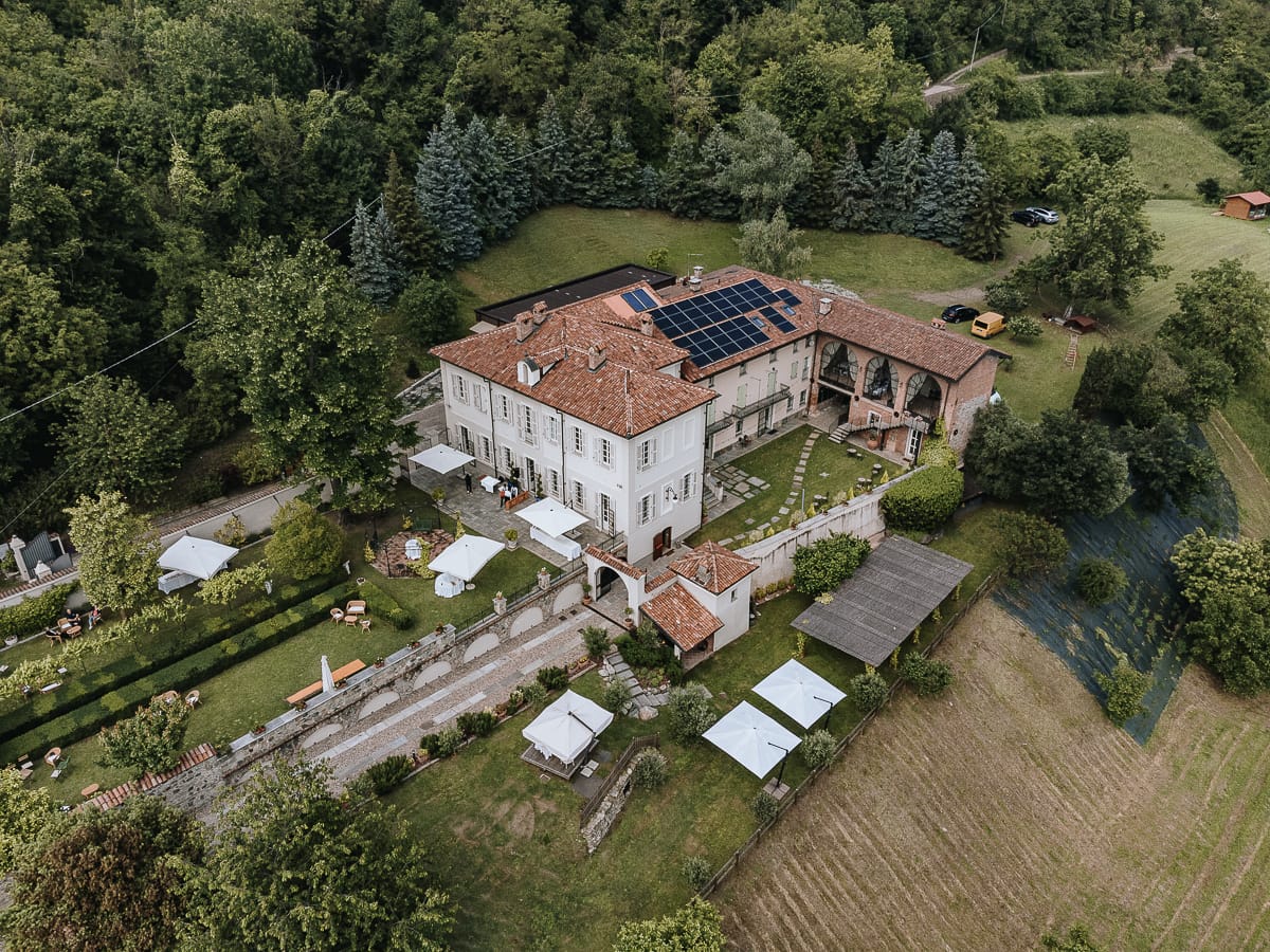 Matrimonio a Villa Ala di Rivalba (TO). Panoramica della villa dal drone.
