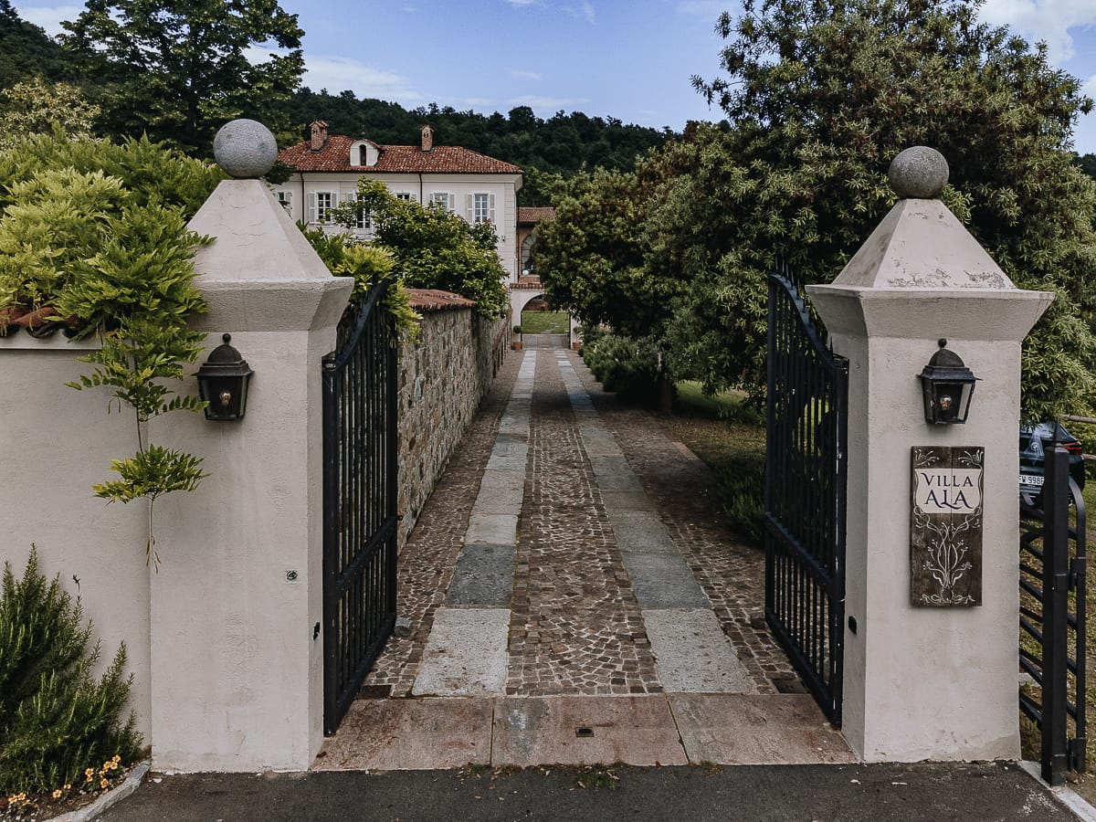 Fotografo matrimonio Torino. Villa Ala, ingresso.