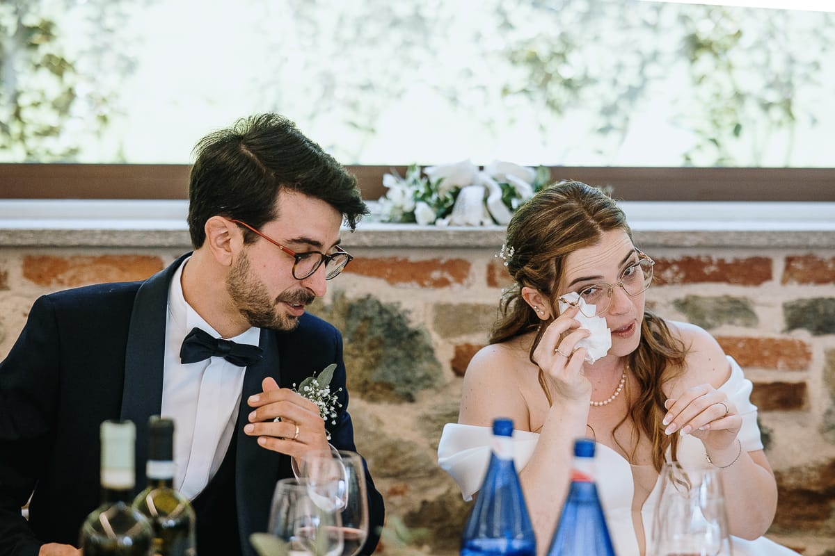Fotografo matrimonio Torino. Pranzo nuziale a Villa Ala. Sposa commossa dal discorso di un testimone.