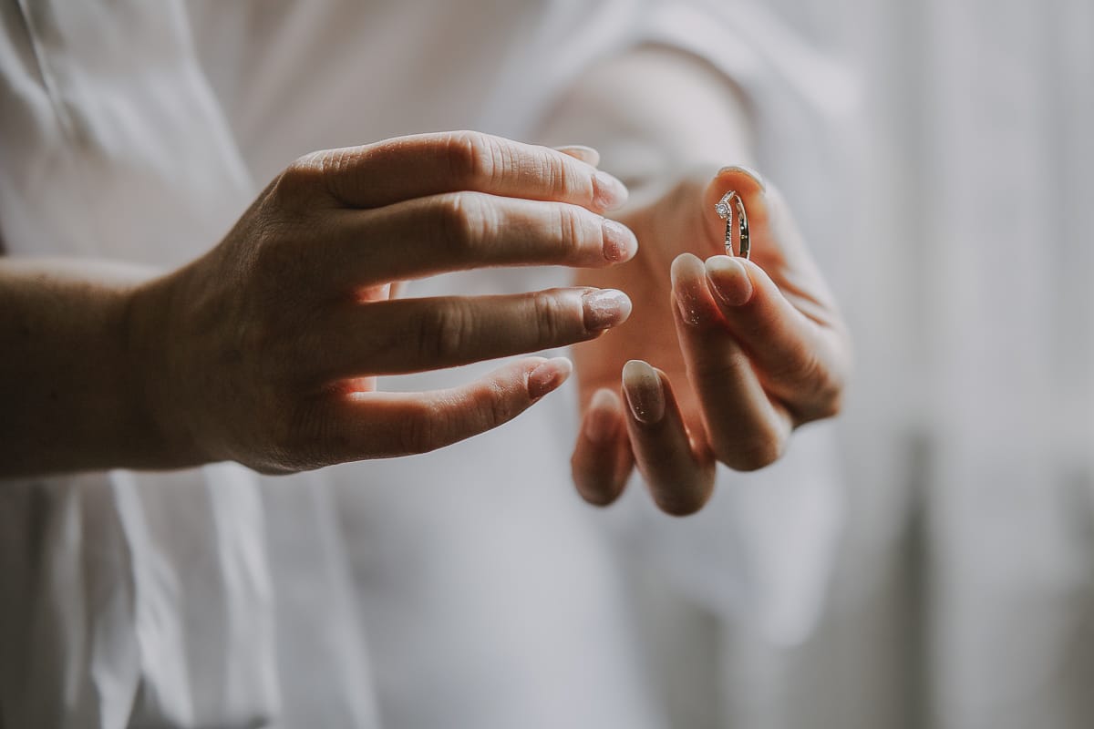 Preparazione della sposa a Madonna della Scala. Sposa ha trale dita l'anello di fidanzamento.