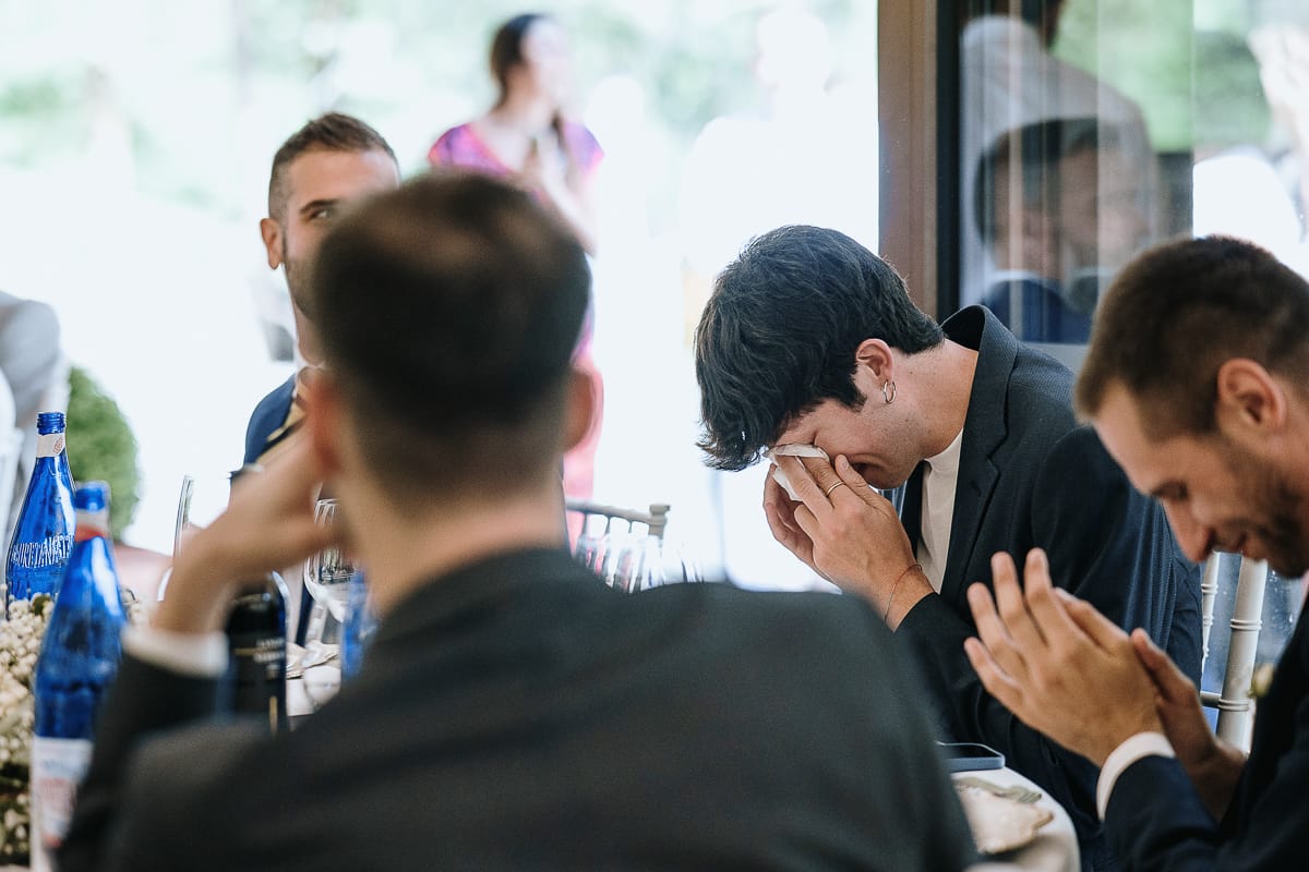 Fotografo matrimonio Torino. Pranzo nuziale a Villa Ala. Invitato commosso.