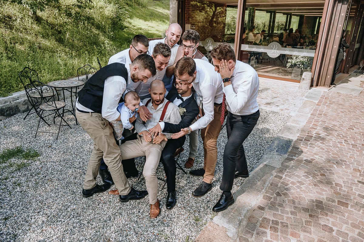 Fotografo matrimonio Torino. Pranzo nuziale a Villa Ala. Momento divertente dello sposo con gli amici