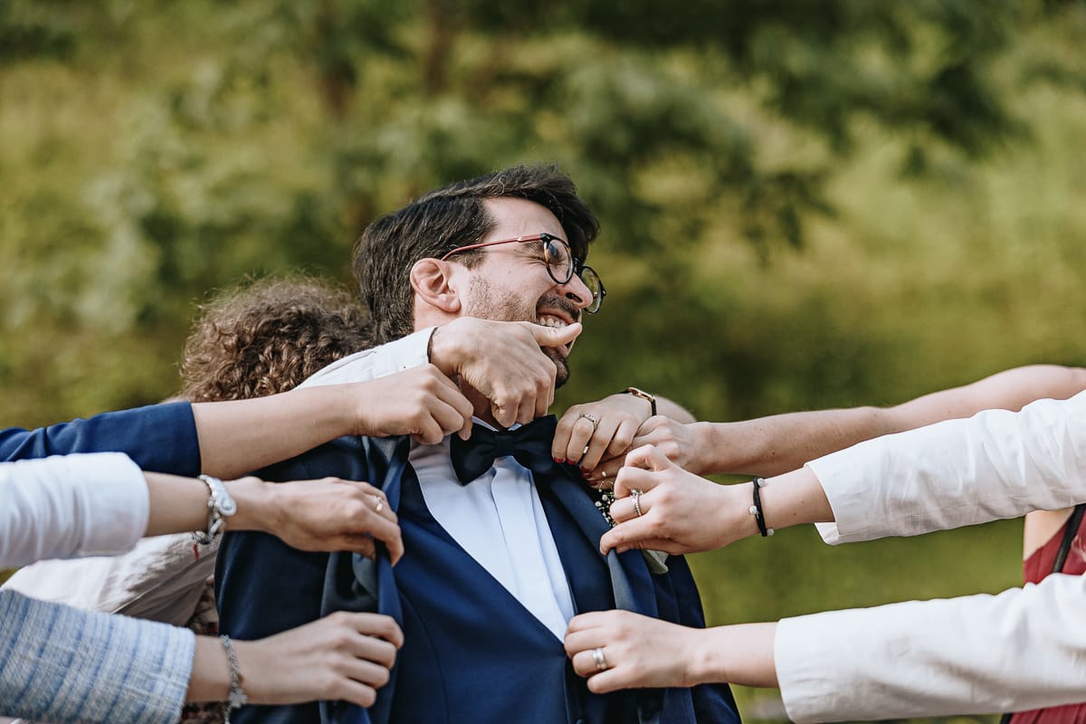 Fotografo matrimonio Torino. Sposo con gli amici nel giardino di Villa Ala.