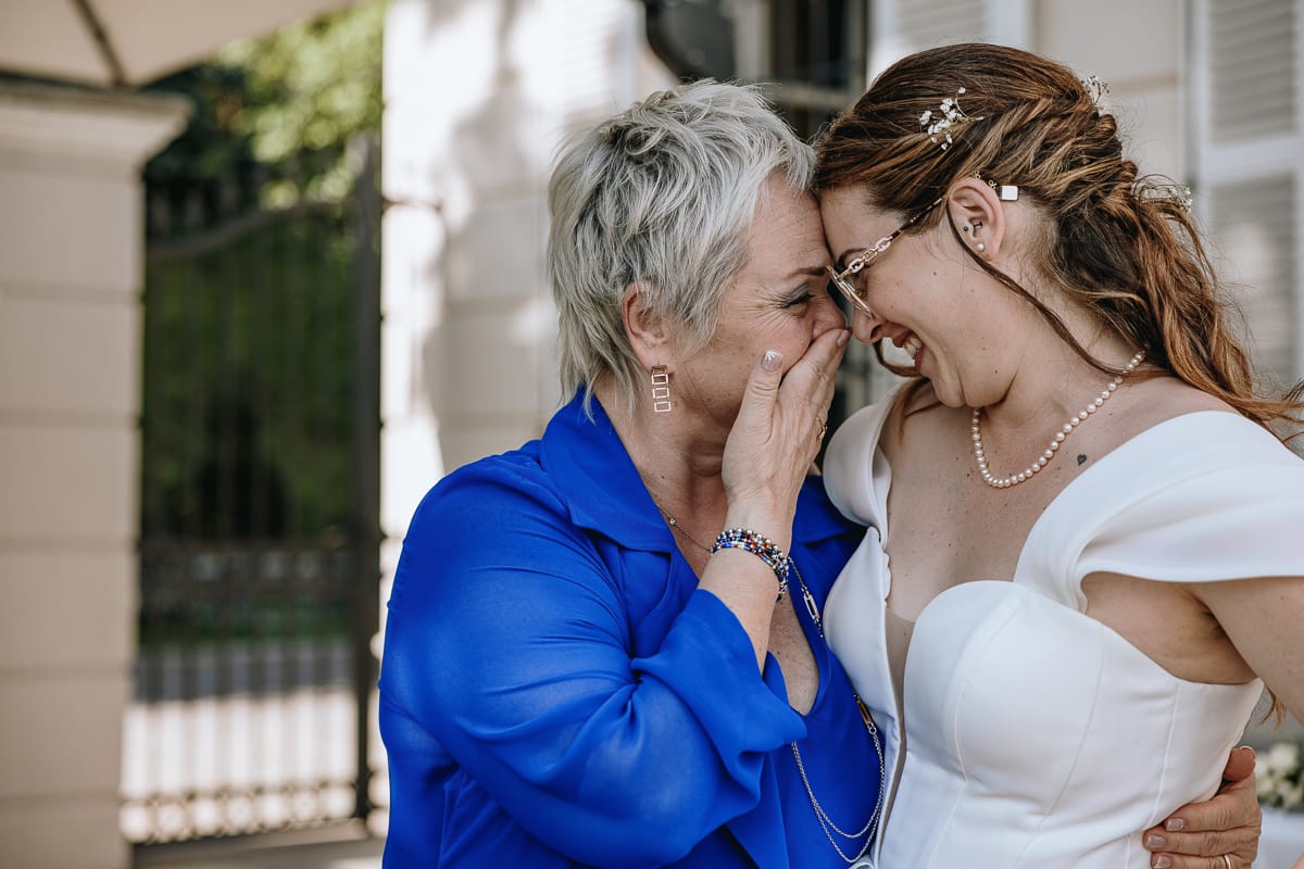 Fotografo matrimonio Torino. Sposa con la mamma commossa nel giardino di Villa Ala.
