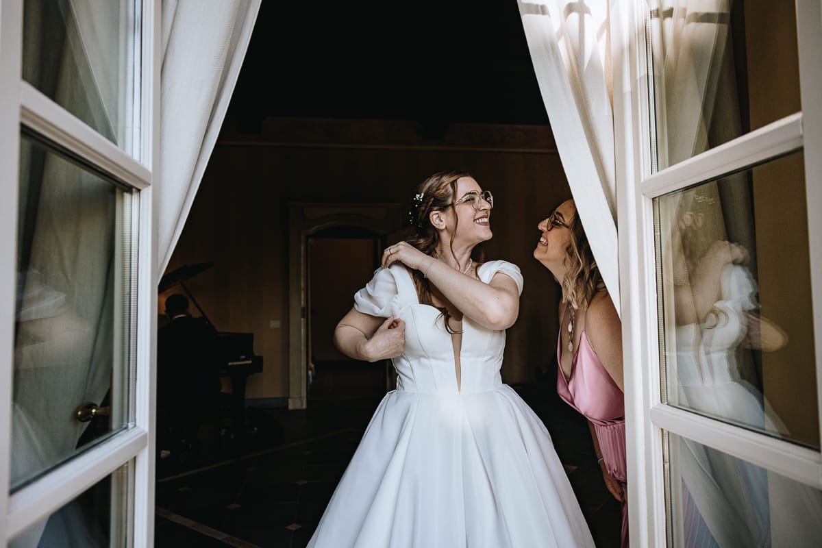 Fotografo matrimonio Torino. Sposa con la sorella in una sala di Villa Ala.