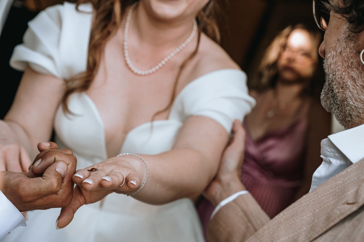 Fotografo matrimonio Torino. Sposa con una coccinella sulla mano. Sarà una sposa fortunata!