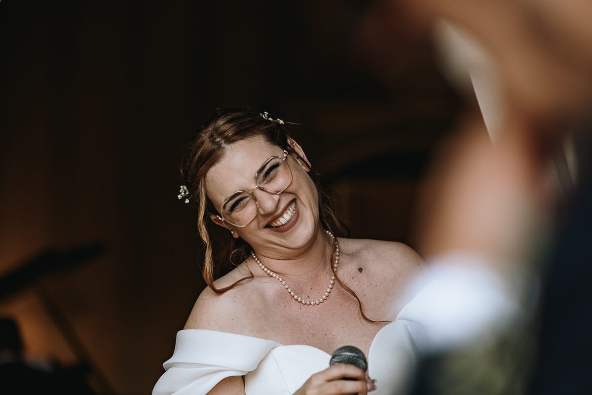 Fotografo matrimonio Torino. La sposa sorridente guarda lo sposo a Villa Ala.