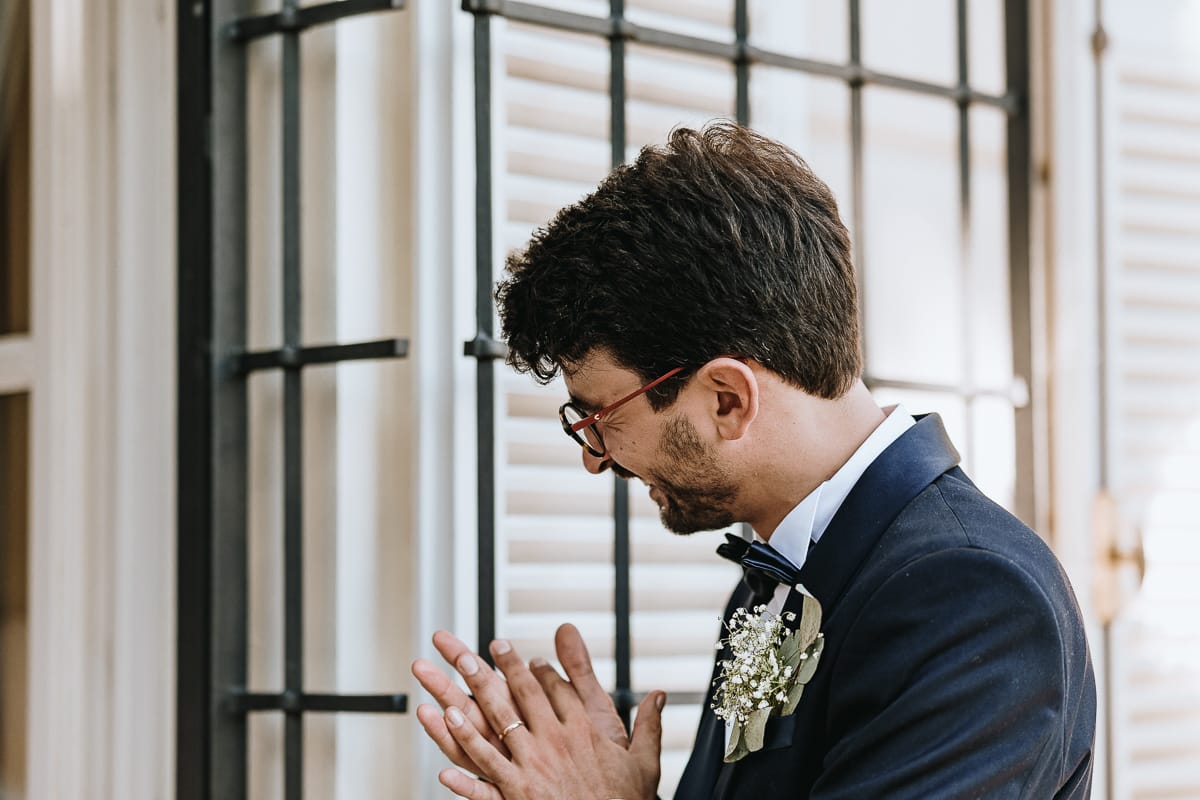 Fotografo matrimonio Torino. Lo sposo applaude la sposa che ha cantato per lui a Villa Ala.