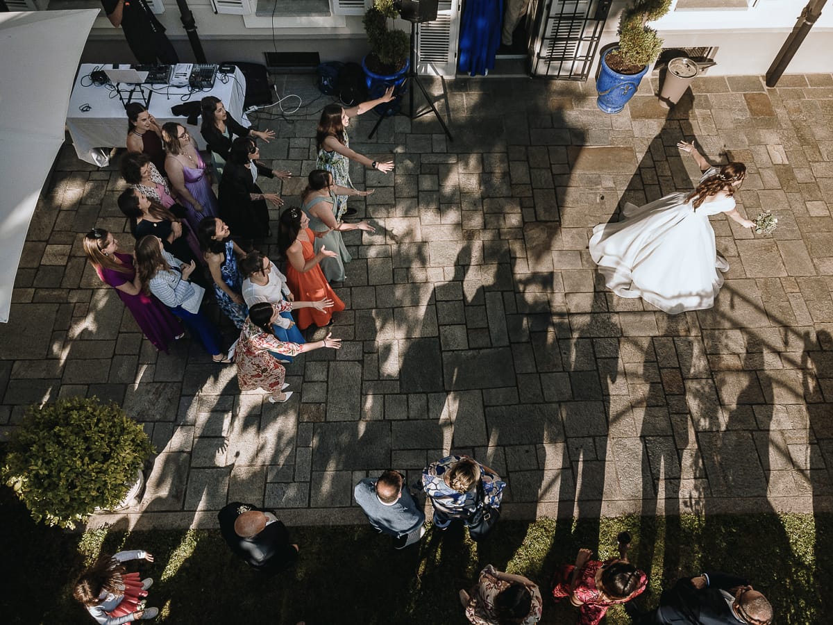 Fotografo matrimonio Torino. La sposa si prepara a lanciare il bouquet nel giardino di Villa Ala. Foto dal drone.