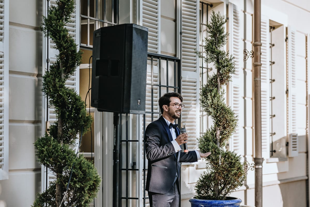 Fotografo matrimonio Torino. Lo sposo fa un discorso a Villa Ala.