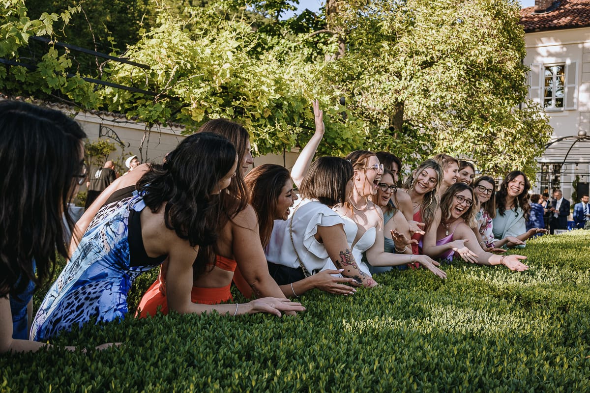 Fotografo matrimonio Torino. Sposa con le amiche nel giardino all'italiana di Villa Ala.