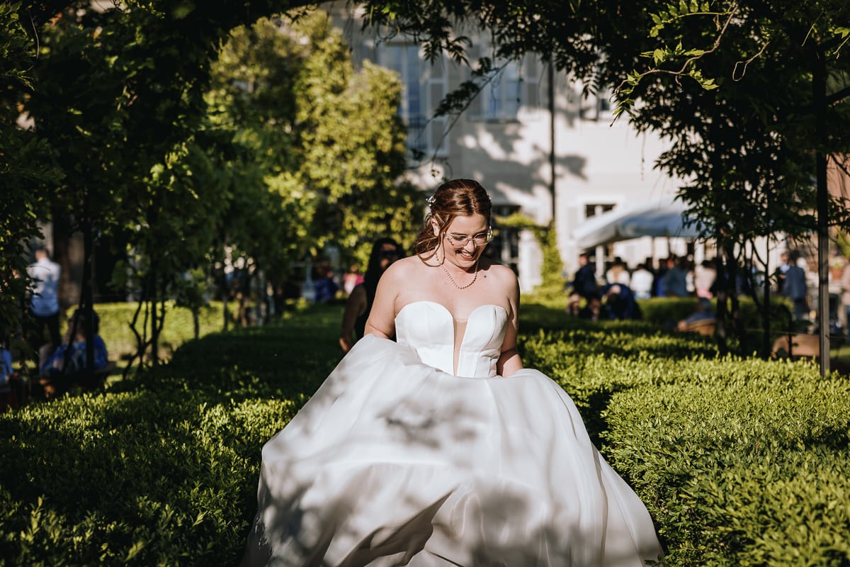 Fotografo matrimonio Torino. Sposa corre con le amiche nel giardino all'italiana di Villa Ala.