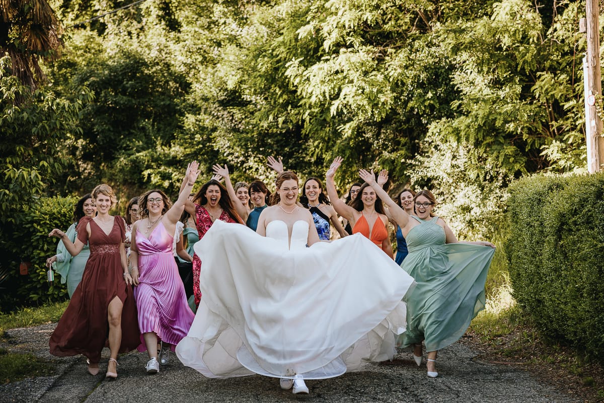 Fotografo matrimonio Torino. Sposa corre con le amiche nel giardino all'italiana di Villa Ala.