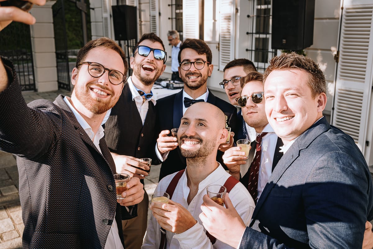 Fotografo matrimonio Torino. Sposo con gli amici che fanno un selfie.