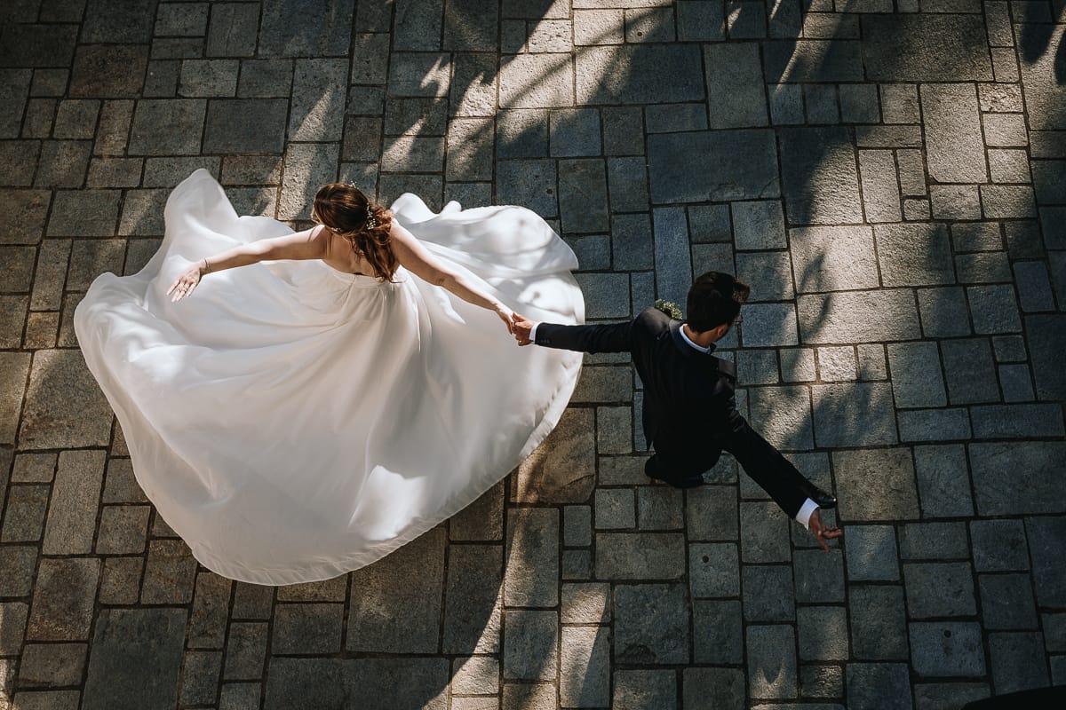 Fotografo matrimonio Torino. Ballo degli sposi nel patio di Villa Ala. Foto dal drone