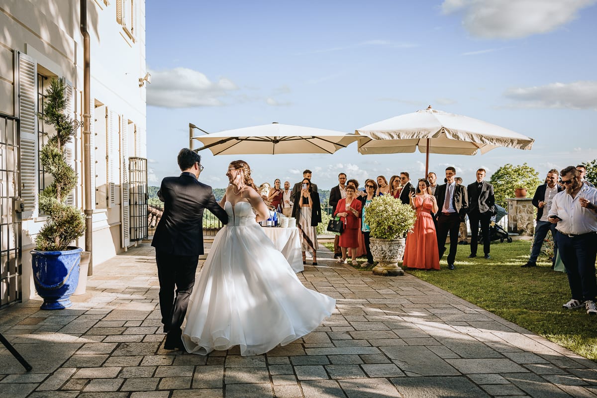 Fotografo matrimonio Torino. Ballo degli sposi nel patio di Villa Ala.