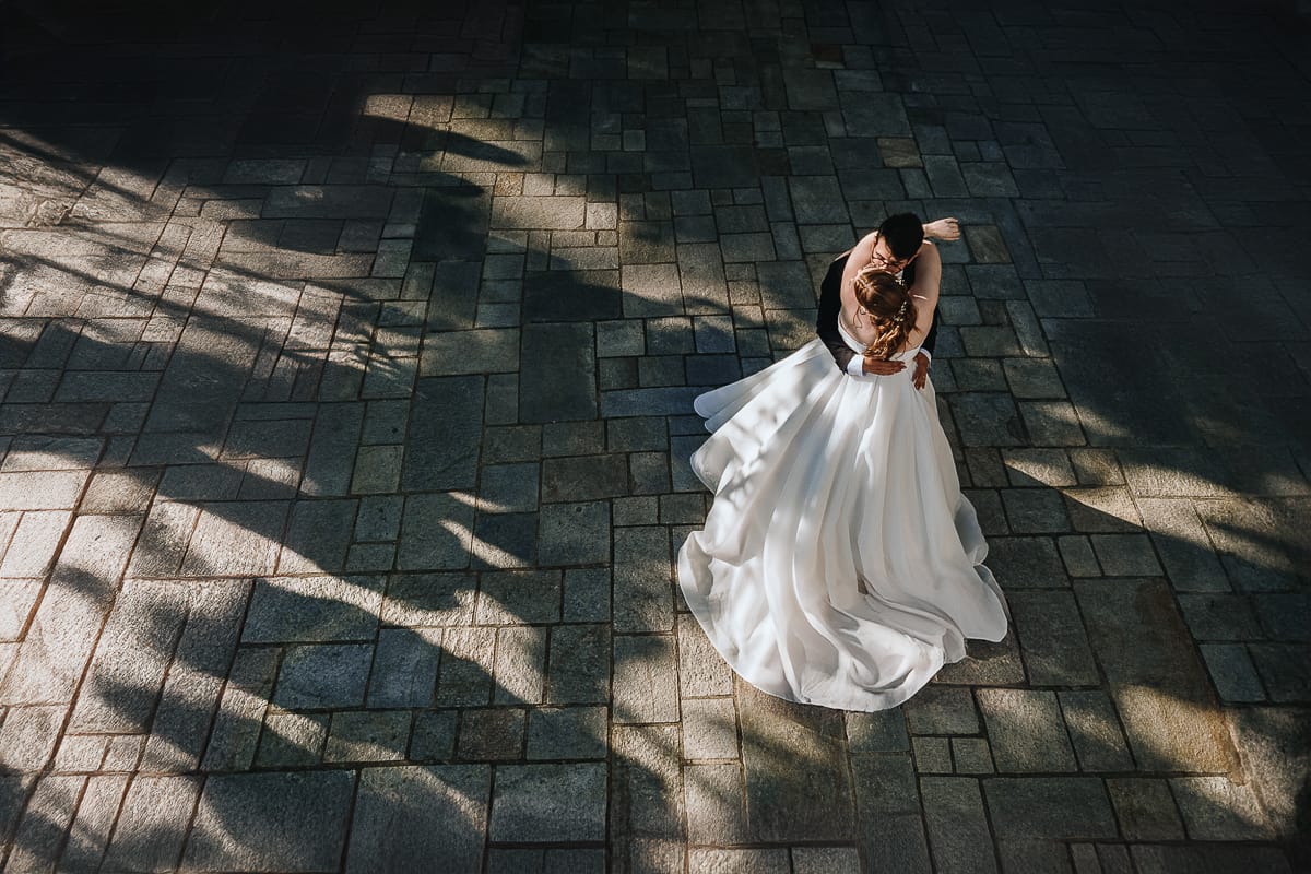 Fotografo matrimonio Torino. Ballo degli sposi nel patio di Villa Ala. Foto dal drone