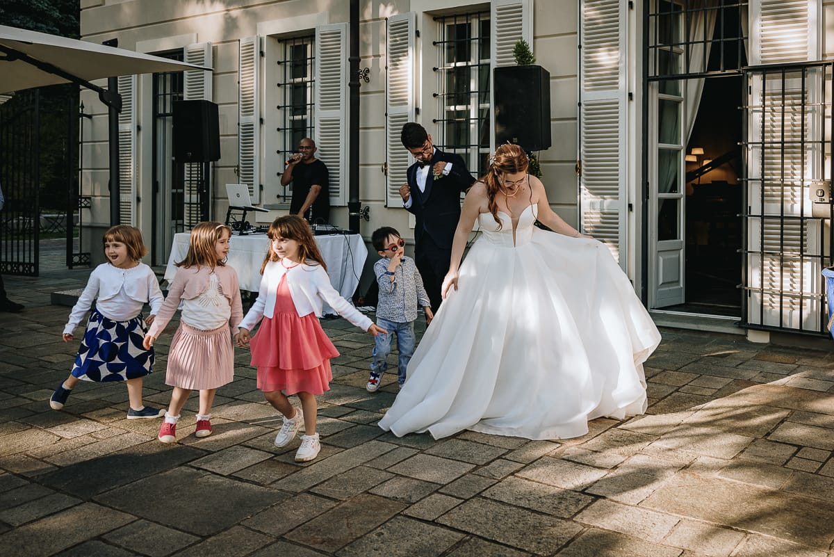 Fotografo matrimonio Torino. Ballo degli sposi nel patio di Villa Ala. Anche le bambine ballano.
