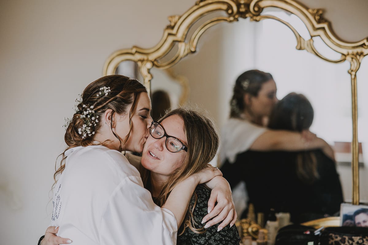 Preparazione della sposa a Madonna della Scala. Sposa bacia la damigella.