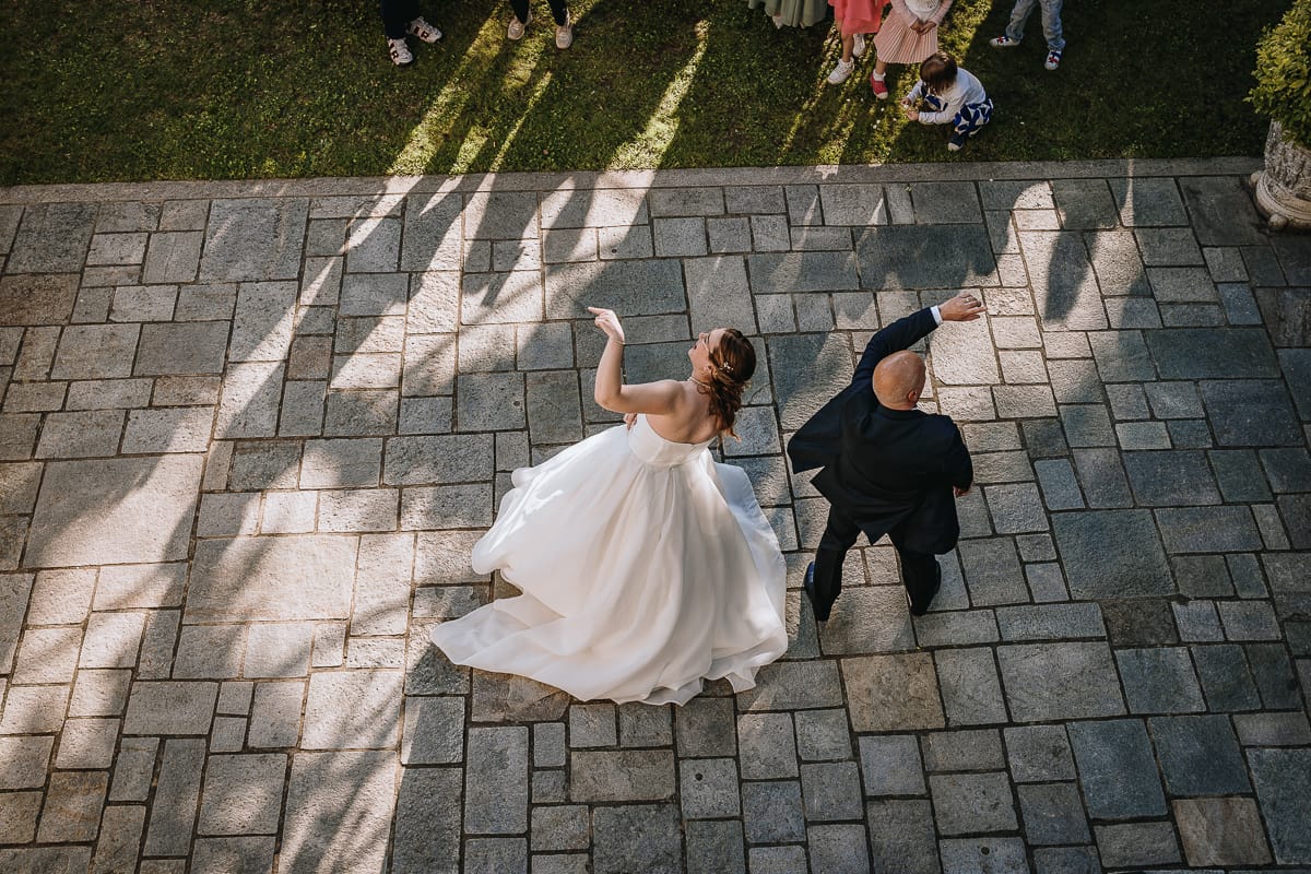 Fotografo matrimonio Torino. Ballo degli sposi con i genitori nel patio di Villa Ala. sposa con il padre. foto aerea dal drone.