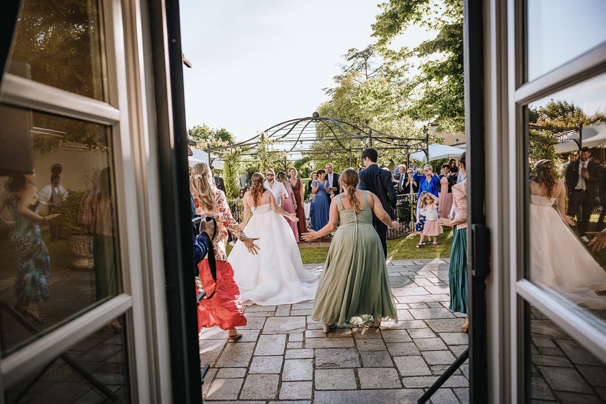 Fotografo matrimonio Torino. Ballo di gruppo nel patio di Villa Ala.