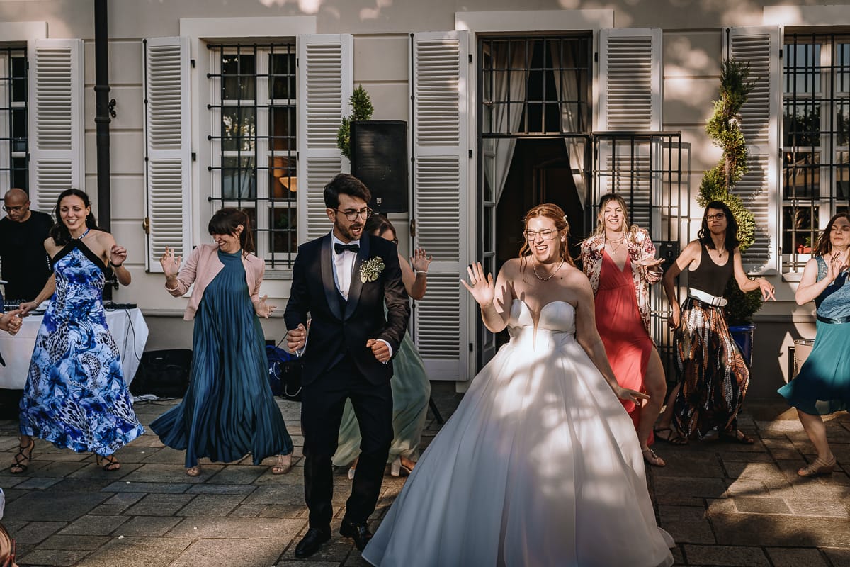 Fotografo matrimonio Torino. Ballo di gruppo nel patio di Villa Ala.